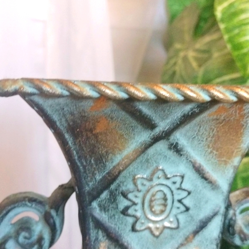 ⚜️ Decorative Metal Footed Vase - Picture 8 of 13